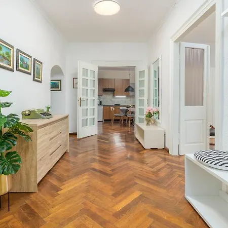 Melanie Apartment
